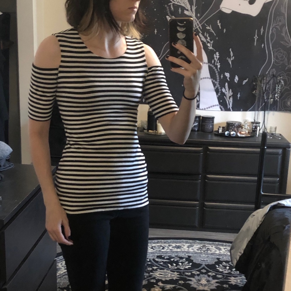 Bailey 44 cold shoulder striped top. Sz S